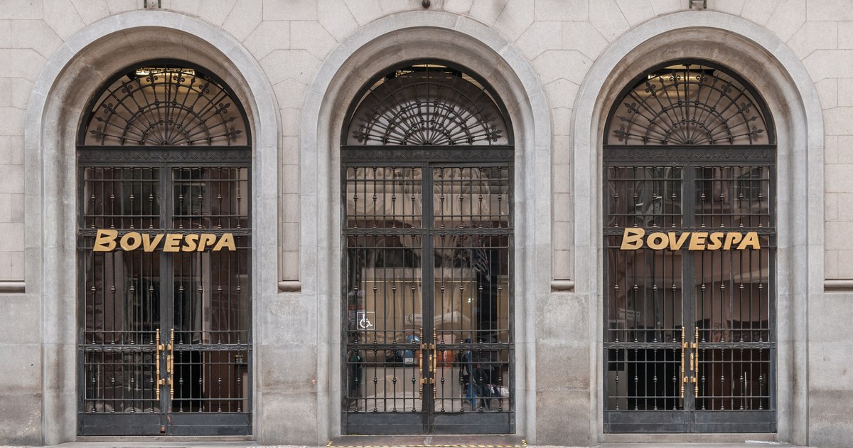 Fachada do antigo prédio da Bovespa, no centro de São Paulo, com três portões de ferro em arco fechados e o letreiro dourado Bovespa